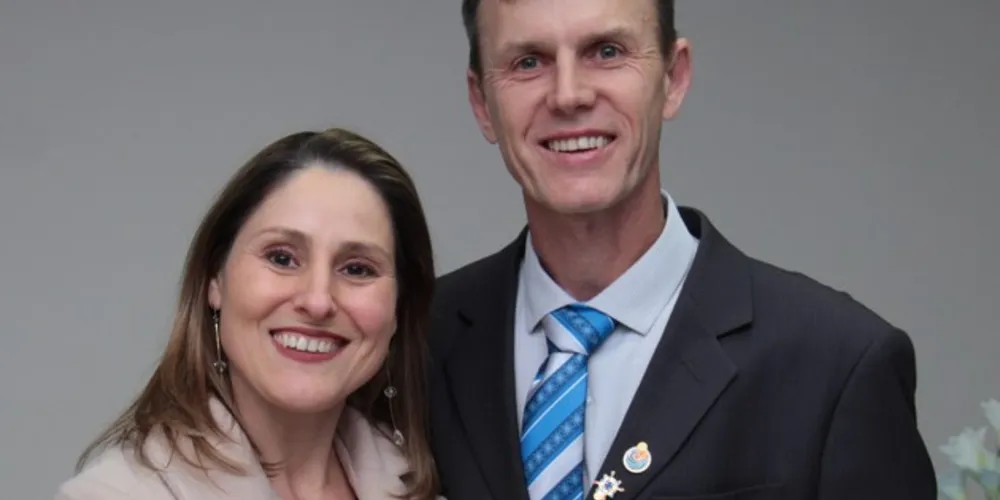 No registro, o casal presidente do Rotary Clube Centenário, Josiane Aparecida e Mario José Aqsenen. Ele também é tesoureiro da UMB - União Municipalista Brasileira, que promove no próximo sábado (25), o XIII Leitão Fest no Espaço Ramo de Acácia, no Parque dos Pinheiros.