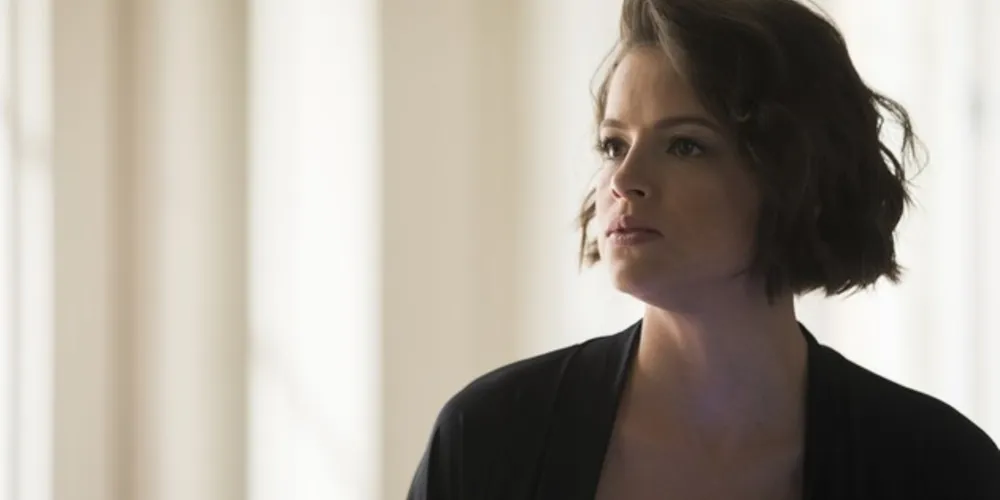 Jô (Agatha Moreira) e Régis (Reinaldo Gianicchini) são pegos no flagra por Maria da Paz  (Juliana Paes), em 'A Dona do Pedaço'.