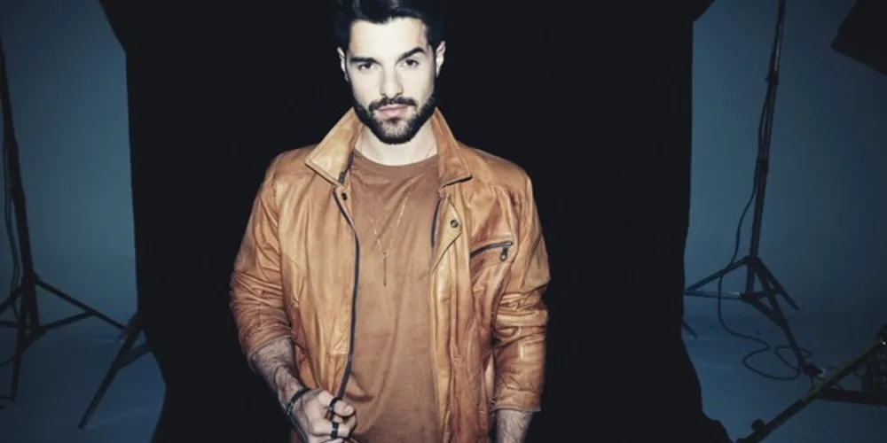 Alok é um DJ conhecido mundialmente por hits como 'Hear Me Now', 'Fuego' e  'Never Let Me Go'