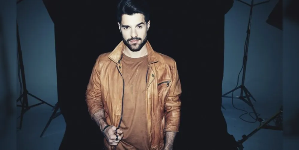 Alok é um DJ conhecido mundialmente por hits como 'Hear Me Now', 'Fuego' e  'Never Let Me Go'