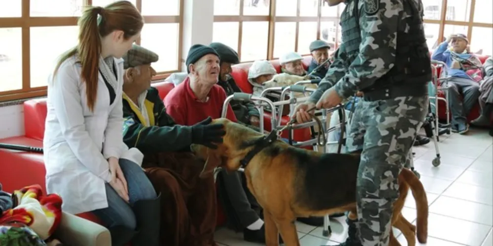 Imagem ilustrativa da imagem Policiais Militares visitam ‘Casa do Idoso’ em PG