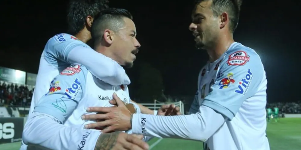 Cleyton comemora gol marcado na primeira etapa da partida