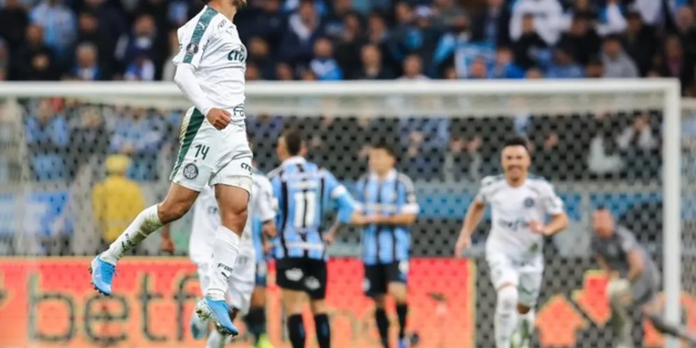 De longe, Gustavo Scarpa chutou forte e fez o gol da vitória palmeirense