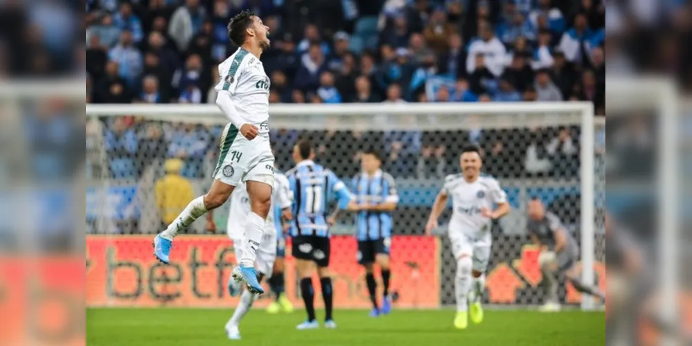 De longe, Gustavo Scarpa chutou forte e fez o gol da vitória palmeirense