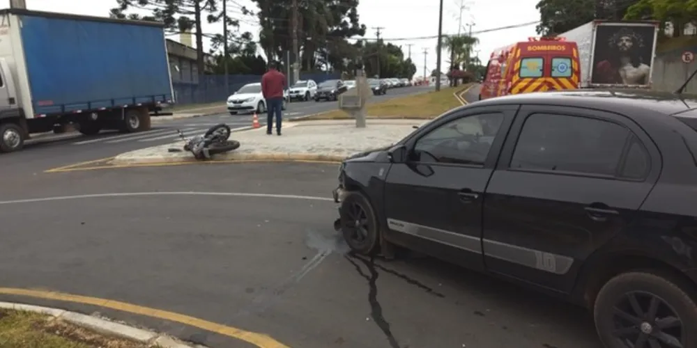 Batida aconteceu na rua Manoel dos Santos Ribas na tarde desta terça-feira (20). Vítima sofreu lesão no fêmur