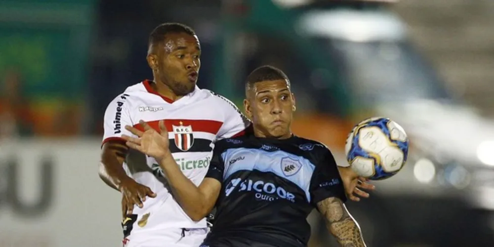 Botafogo encosta nos líderes com vitória em casa sobre o Tubarão