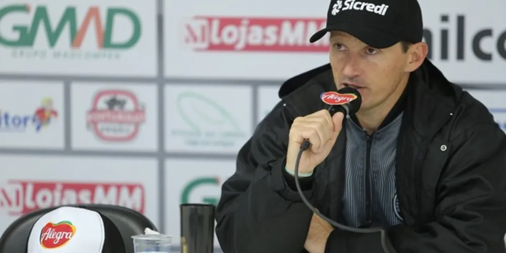 Sistema defensivo funciona e segura resultado mesmo com um jogador a menos