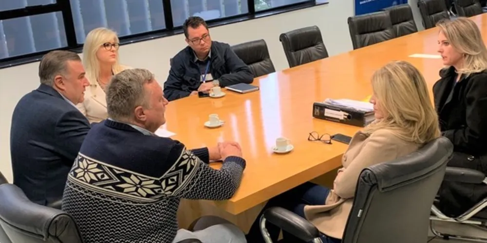 Ney Leprevost recebe visita da secretária de assistência de Ponta Grossa