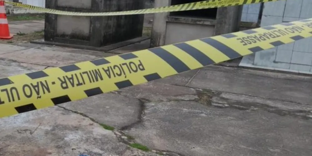 Foi um funcionário do cemitério que encontrou o corpo atrás de uma capela mortuária