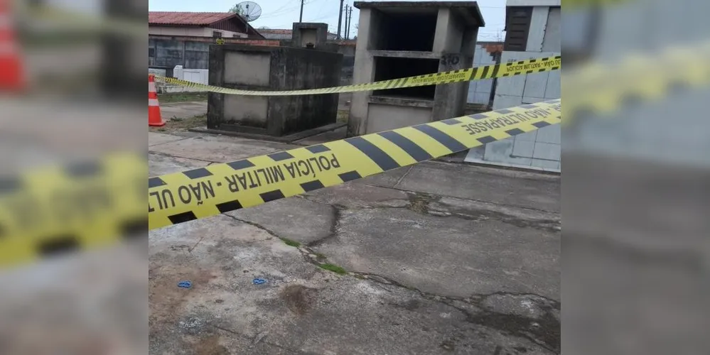 Foi um funcionário do cemitério que encontrou o corpo atrás de uma capela mortuária