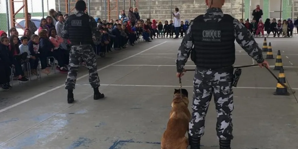 Cerca de duzentos alunos da Escola Municipal Professora Loise Foltran de Lara receberam a visita do Pelotão de Choque K9, na manhã de terça-feira (20), em Ponta Grossa