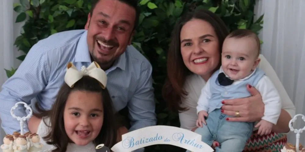 A família Barão está em festa. No último sábado (17), ocorreu o batizado do pequeno Arthur, e nesta quinta, dia 22, a mamãe Carina comemora idade nova.  No registro com o papai Wellington, e a irmã Marina. Da coluna RC os votos de felicidades e realizações.