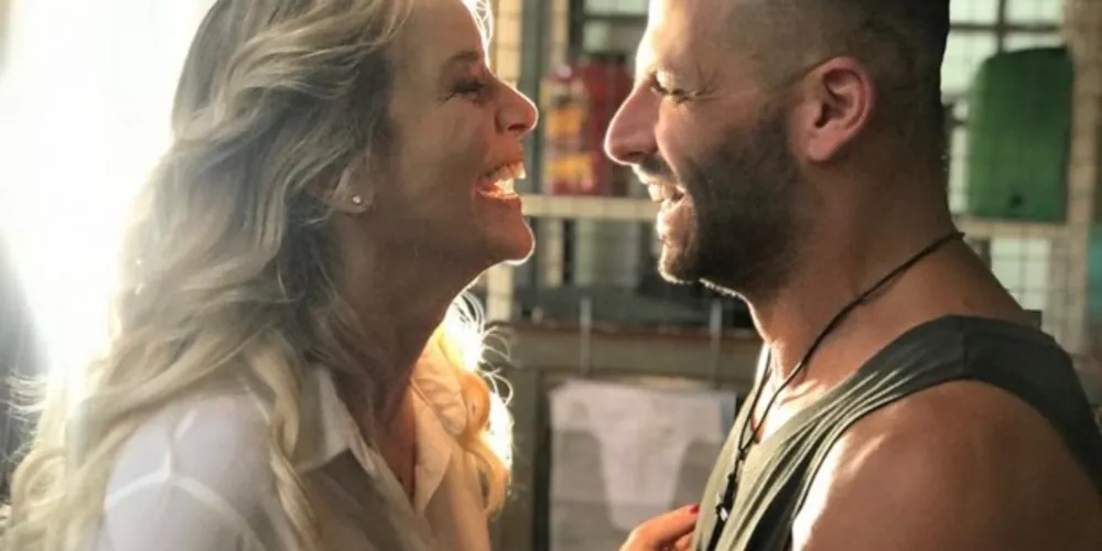 Christine Fernandes e Henri Castelli durante momento de descontração nos bastidores de 'Malhação - Toda Forma de Amar'