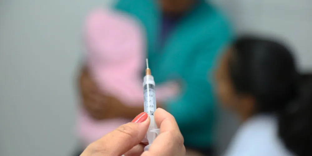 Crianças menores de 6 meses de vida, gestantes e pacientes imunodeprimidos, ou com reação alérgica grave à vacina, não devem imunizar-se
