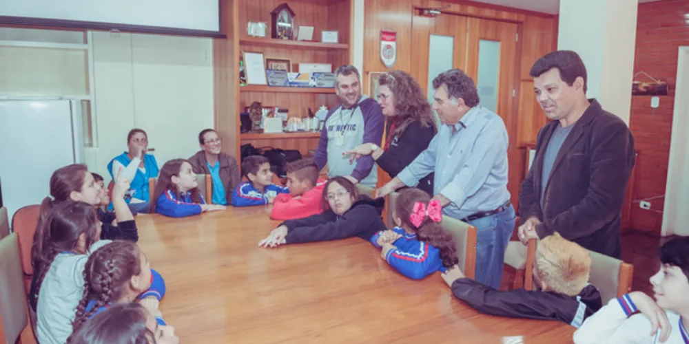 Estudantes da Escola Municipal Professora Maria Emília Steiger estiveram com o prefeito da cidade para pedir melhorias em área de lazer