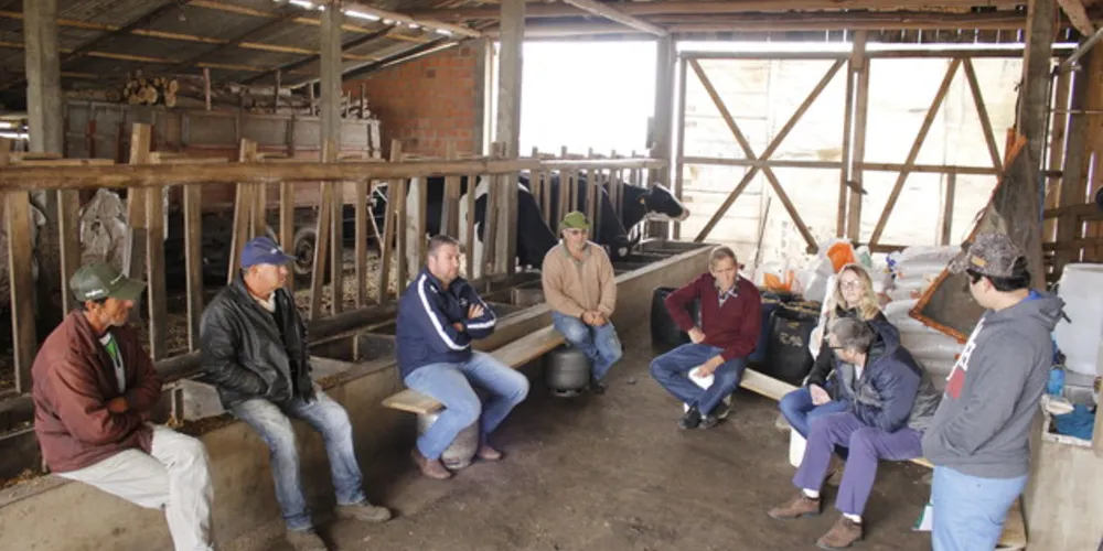 Durante o encontro, com os produtores do Assentamento Rancho Alegre, na região do Guartelá, e do Assentamento Nossa Senhora Aparecida, no Faxinal dos Empossados, foram apresentados detalhes de como será a execução do projeto, que prevê ações para o desenvolvimento rural sustentável no município e produção de leite em pasto
