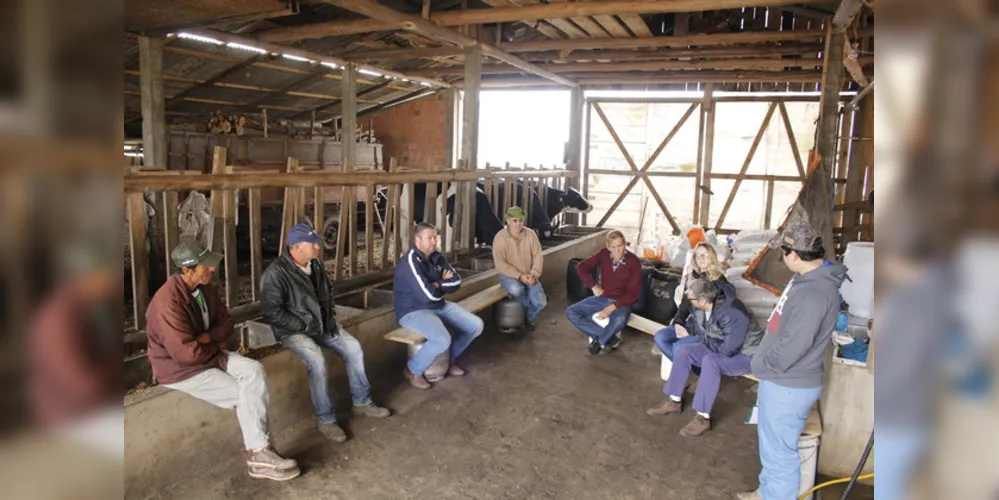 Durante o encontro, com os produtores do Assentamento Rancho Alegre, na região do Guartelá, e do Assentamento Nossa Senhora Aparecida, no Faxinal dos Empossados, foram apresentados detalhes de como será a execução do projeto, que prevê ações para o desenvolvimento rural sustentável no município e produção de leite em pasto