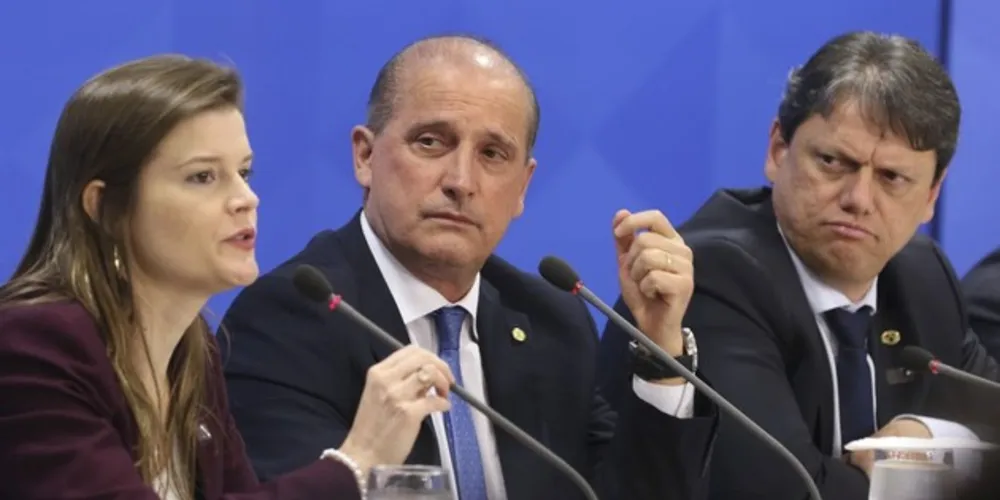 A secretaria especial do PPI, Martha Seillier, o ministro da Casa Civil, Onyx Lorenzoni, e o da Infraestrutura, Tarcísio Gomes de Freitas