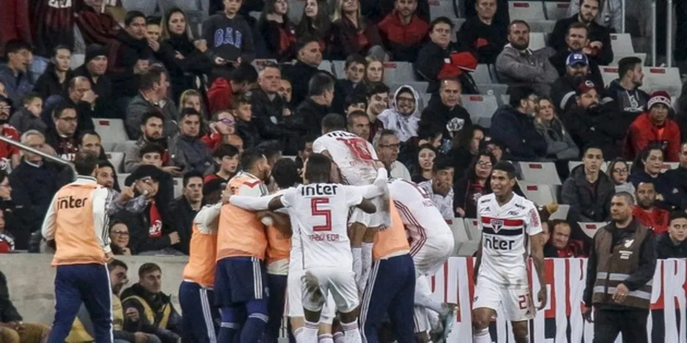 Em plena Arena da Baixada, São Paulo superou o Furacão por 1 a 0