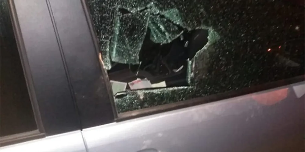 Homem usou tijolo para quebrar vidro do carro e tentou furtar objetos que estavam no interior