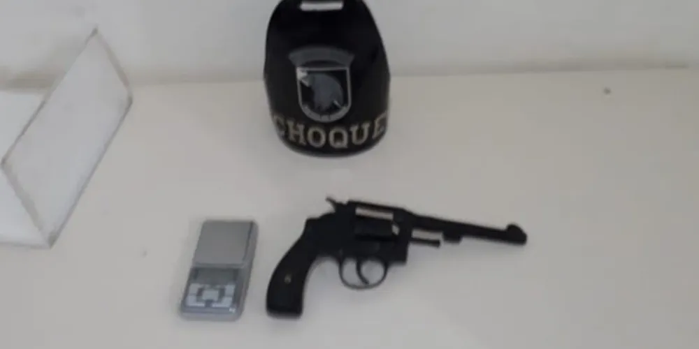 Revólver estava sem munições e foi apreendido pelos policiais