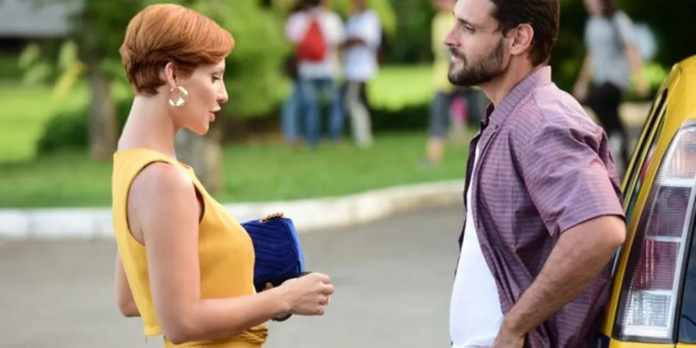 Topíssima - O sequestrador exige um carro para libertar Jade. André diz estar de acordo, mas é questionado pelo policial Santiago. Lima vê Sophia com Antonio e fica sem graça diante da falta de atenção dela