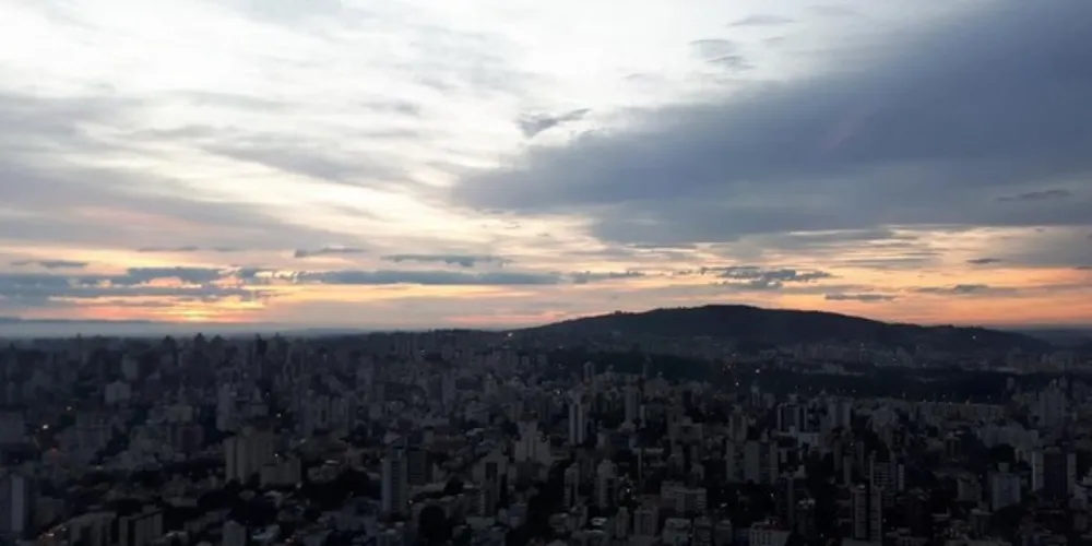 Com o anoitecer as temperaturas devem cair mais, segundo o Simepar às 23h00 de hoje deve fazer 9ºC