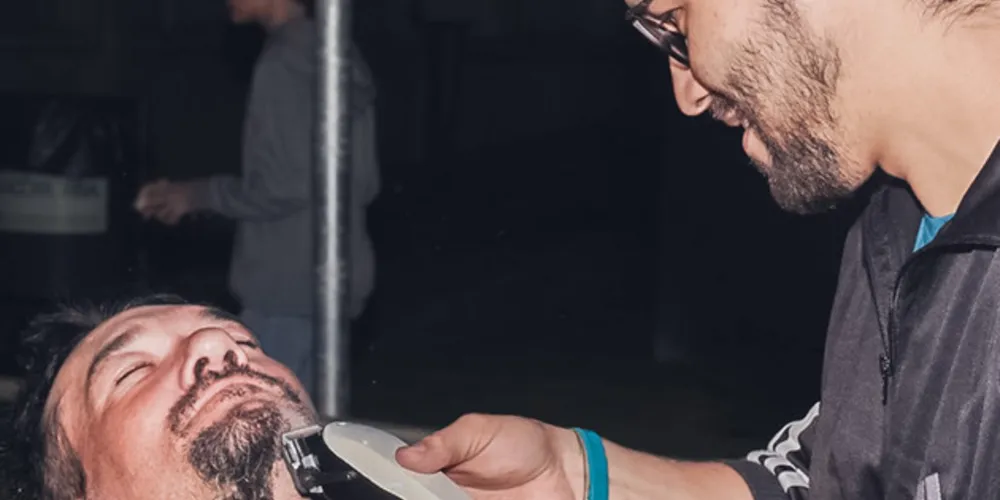  Equipe de voluntário Alegrai-vos ofereceram banho quente, sopa e roupas limpas para pessoas em situação de vulnerabilidade