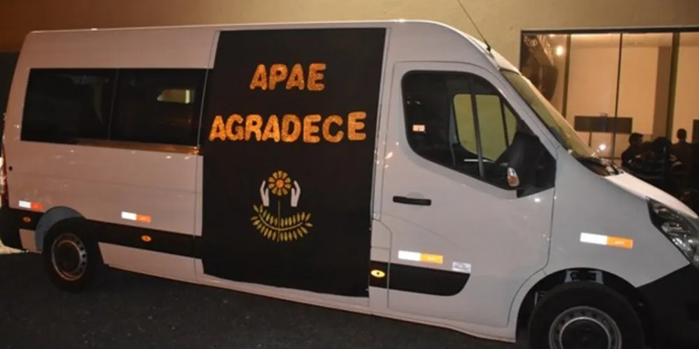 Van adaptada é parte do apoio mantido pelo município à entidade e seus alunos

