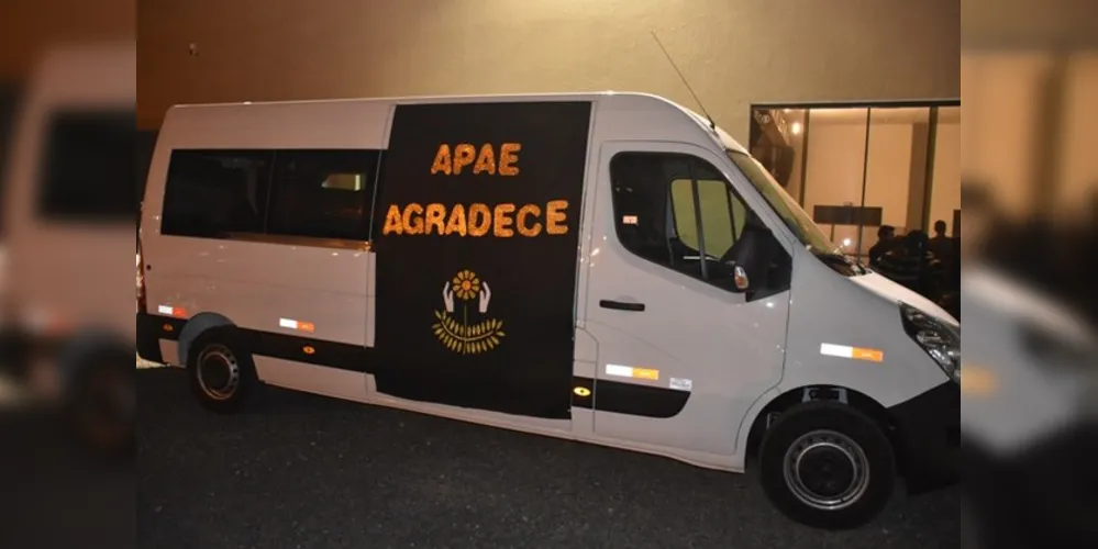 Van adaptada é parte do apoio mantido pelo município à entidade e seus alunos


