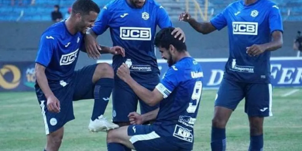 Imagem ilustrativa da imagem Londrina é goleado em casa em estréia de Cláudio Tencati