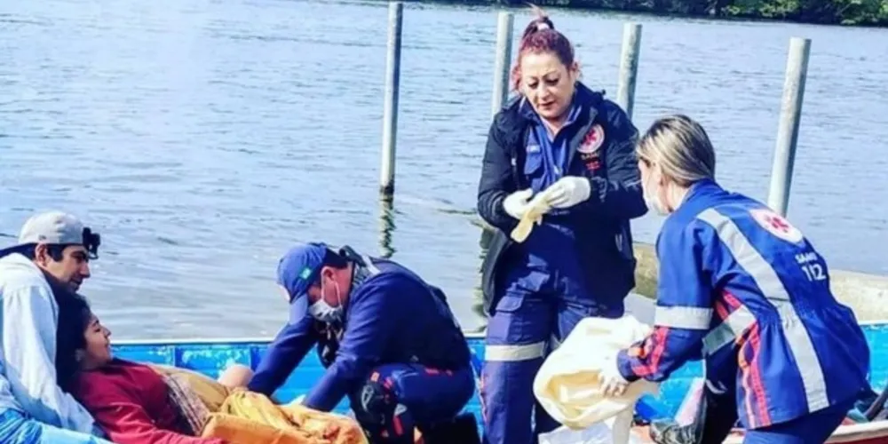 Parto de emergência ocorreu na tarde deste sábado (24), dentro de um barco, em Paranaguá