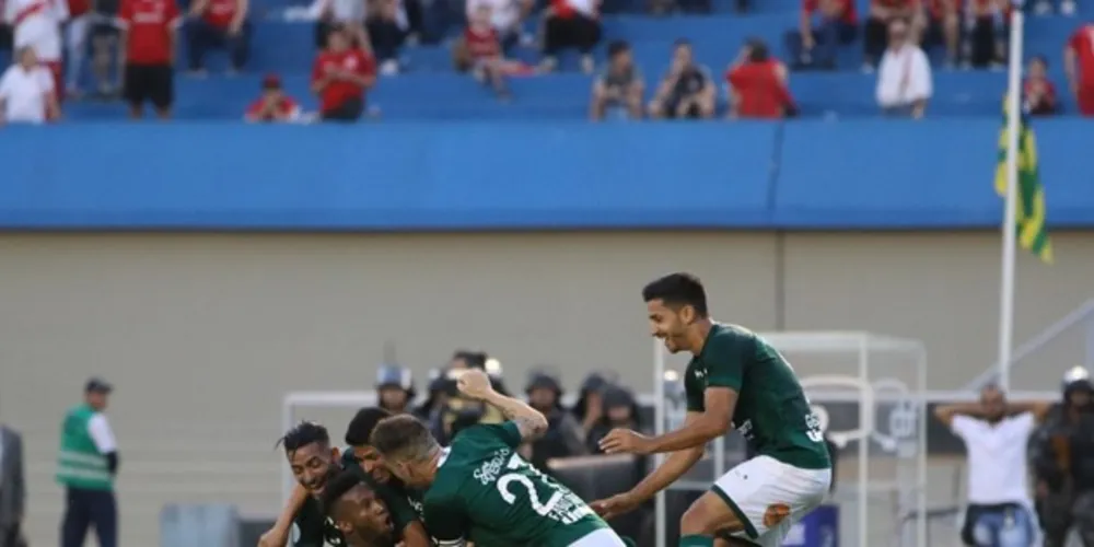 Com um a menos, Goiás arrancou virada com gol nos acréscimos