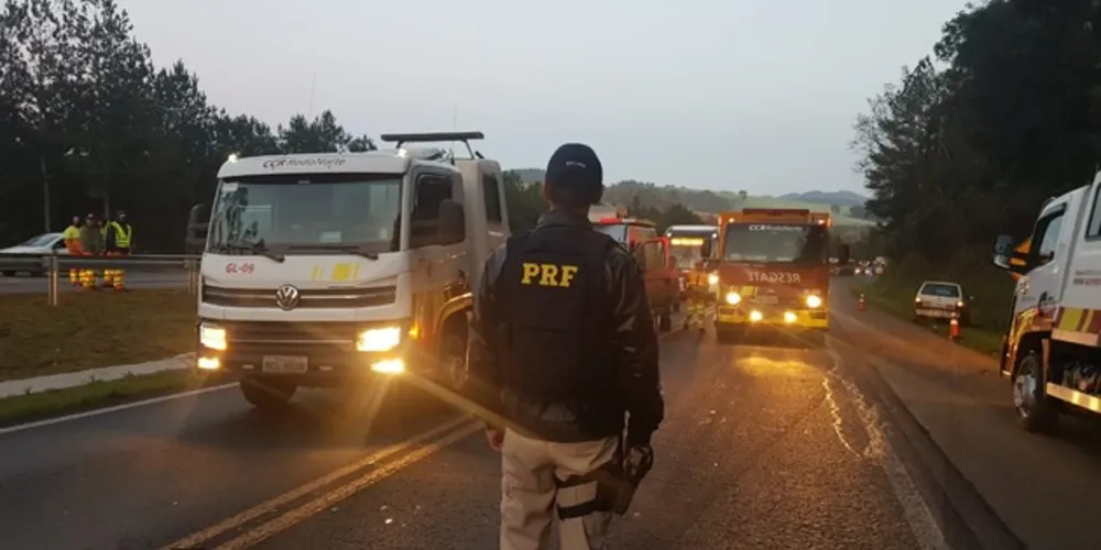 Pista teve que ser interditada por 40 minutos e deixou trânsito lento na região