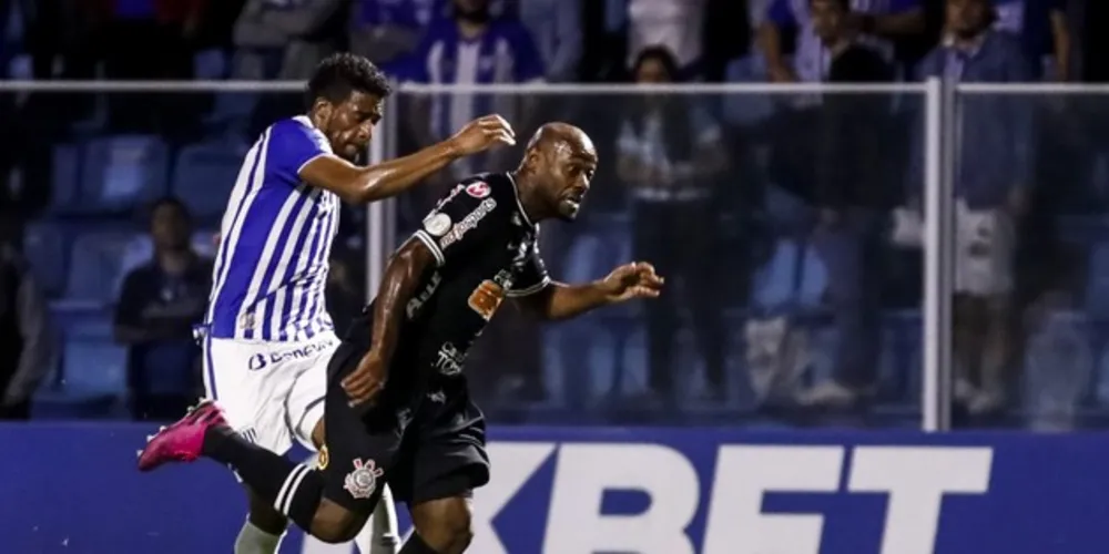 Vagner Love fez o gol de empate de pênalti no segundo tempo
