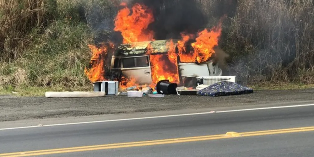 Veículo transportava mudança de família e vários objetos foram destruídos