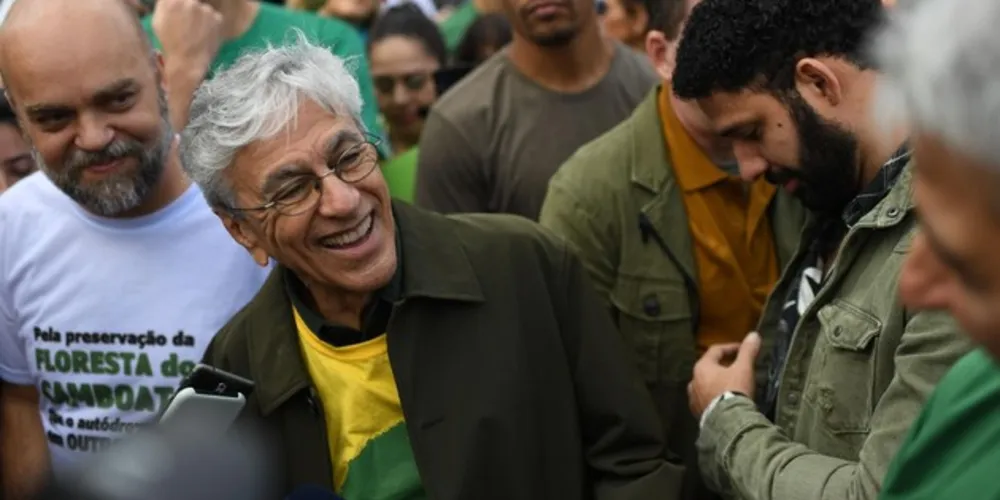 Artistas como os cantores Caetano Veloso, Criolo e Tereza Cristina participaram da manifestação