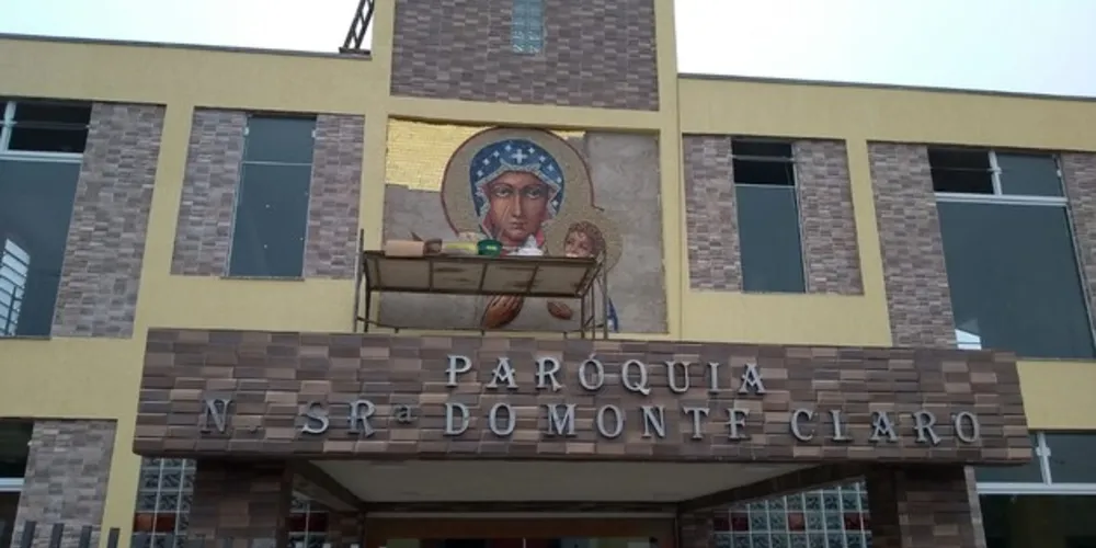 A obra foi construída por três artesões locais, Paulo Rogério Biscaia, Luiz Moacir Júnior e Leão Moliterno, e será fixada na fachada da Paróquia