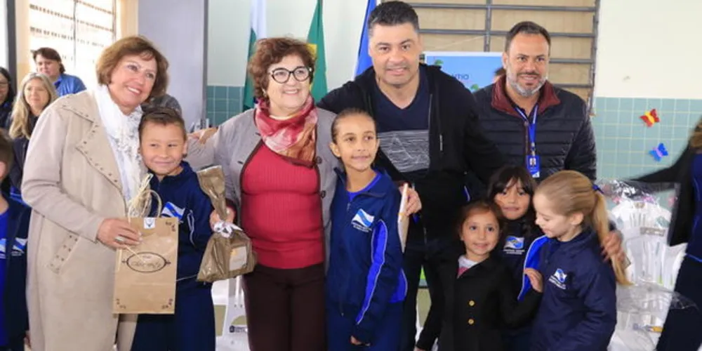 O prefeito Marcelo Rangel esteve presente na cerimônia de reinauguração, ao lado de outros convidados, como a Secretária Municipal de Educação, Esméria de Lurdes Savelli