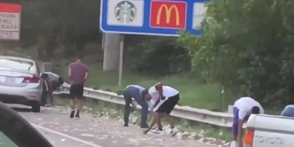 Vários motoristas pararam no meio da rodovia para recolher as notas espalhadas na pista