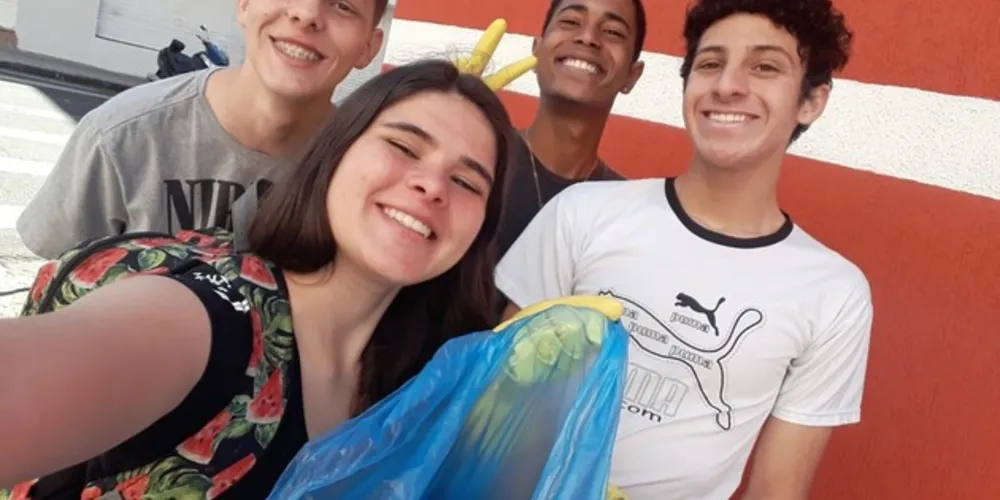 Nesse domingo (25), os jovens percorreram o bairro da Ronda e o Centro da cidade, coletando o lixo encontrado no percurso