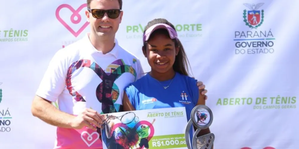 Jenifer Fagundes, campeã da categoria 14 anos, com Breno Prestes, Presidente do Instituto Vida