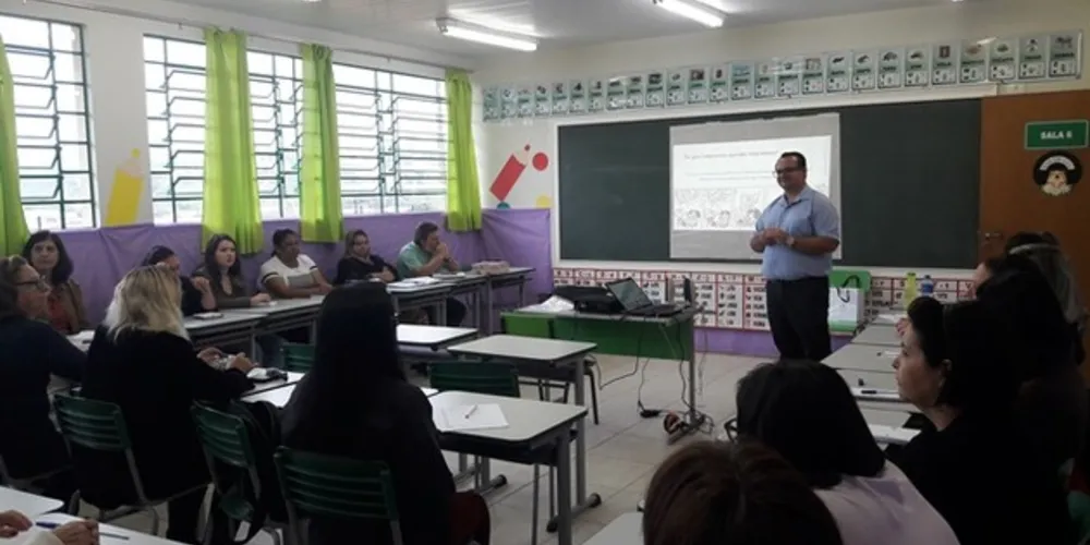 Formação reúne aproximadamente 270 profissionais, 1 vez ao mês, com o intuito de compreender a Base Nacional Comum Curricular

