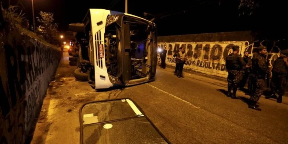 O veículo da Viação Nossa Senhora da Penha, interditou a pista sentido Nilópolis da Estrada Marechal Alencastro