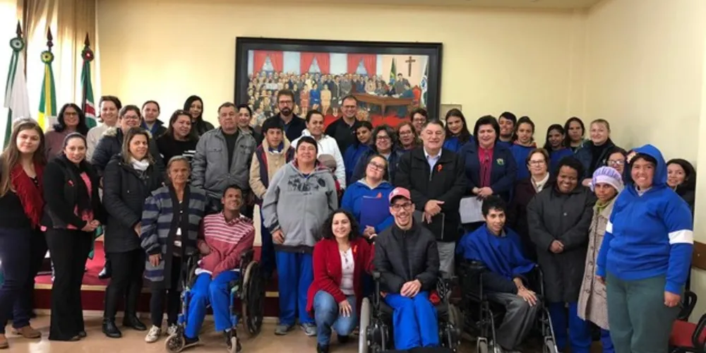 Alunos e professores da Associação de Pais e Amigos dos Excepcionais foram até a Prefeitura Municipal de Piraí do Sul