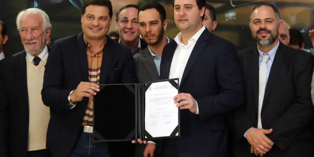 Lançamento ocorreu no Palácio do Iguaçu; entre as autoridades presentes estavam o vice-governador Darci Piana e o secretário de Estado de Infraestrutura e Logística, Sandro Alex