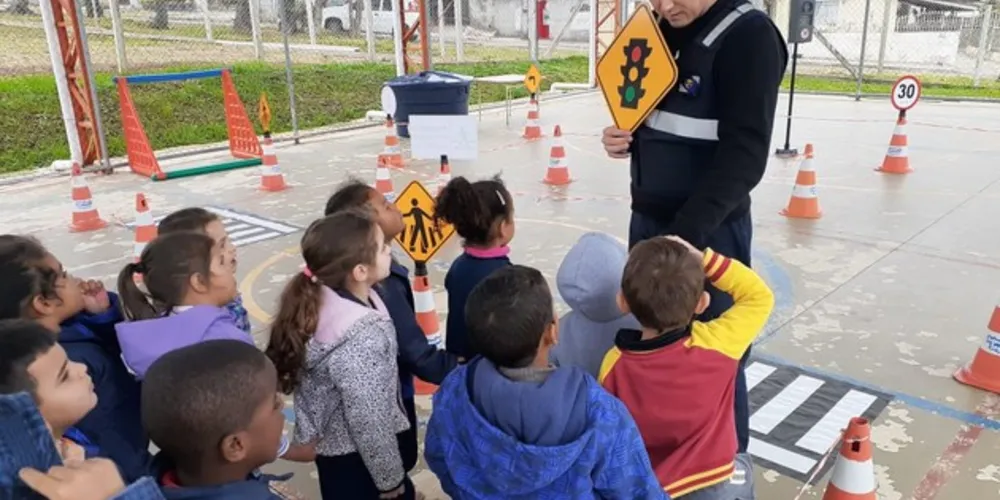 Durante a escolinha de trânsito os pequenos aprenderam mais sobre os meios de transportes terrestres e sobre as regras de trânsito