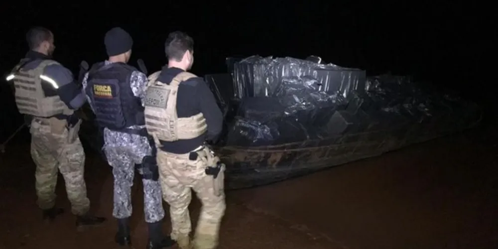 As caixas com cigarros foram encontradas em um barco.Outra parte estava em um caminhão 