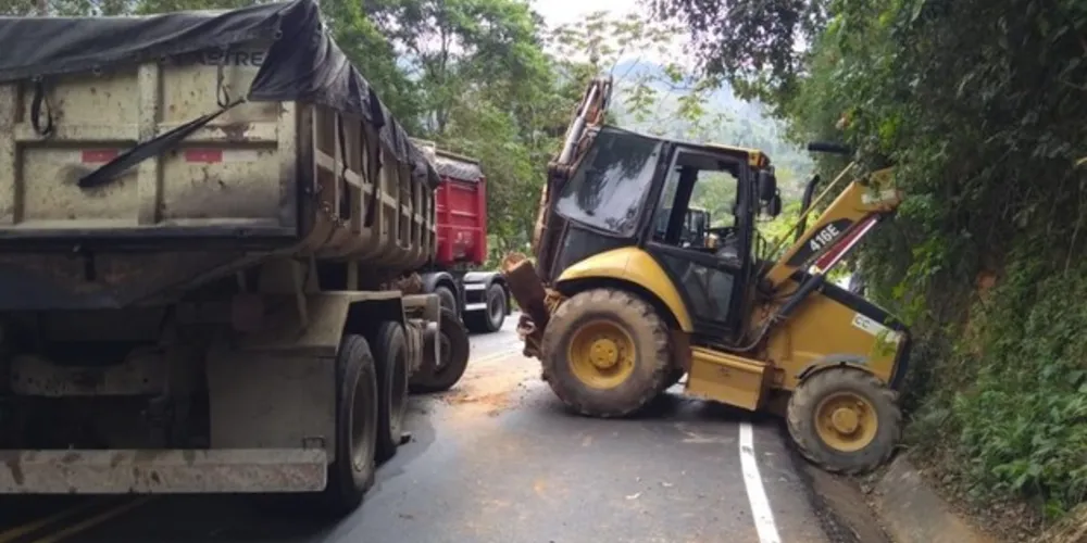Imagem ilustrativa da imagem Caminhoneiro perde o controle e bate contra maquinários na BR-476