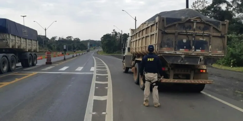 Caminhoneiro foi multado em R$ 3,4 mil por transitar acima do peso permitido